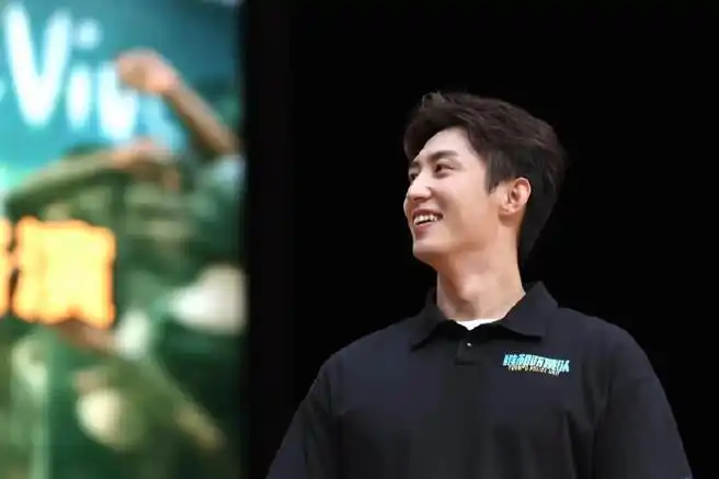 黄景瑜和警校学生掰手腕##黄景瑜王一博路演同框