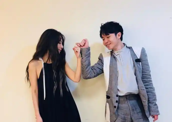 吴青峰亲吻田馥甄手指,喊话粉丝"没亲到 别追杀我"