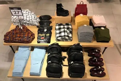 每叠服装需基线平直,肩位,襟位,褶位等齐整,休闲西裤折后的裤线应在一