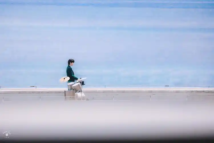 给大家推荐一些宋亚轩适合当壁纸的图片