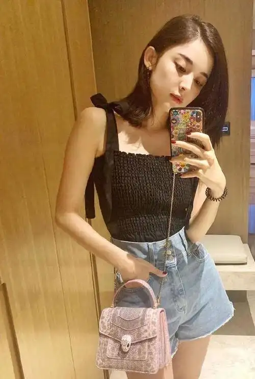 古力娜扎私服美爆了,穿黑色吊带加超短裤,小蛮腰大长腿一样不落