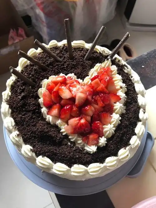 八寸生日蛋糕今天女儿生日,希望她喜欢妈妈做的这个蛋糕iphone 拍摄于