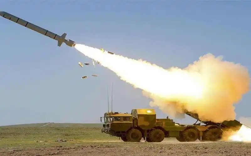 活动作品我国东风10a齐射钢筋混凝土大楼灰飞烟灭