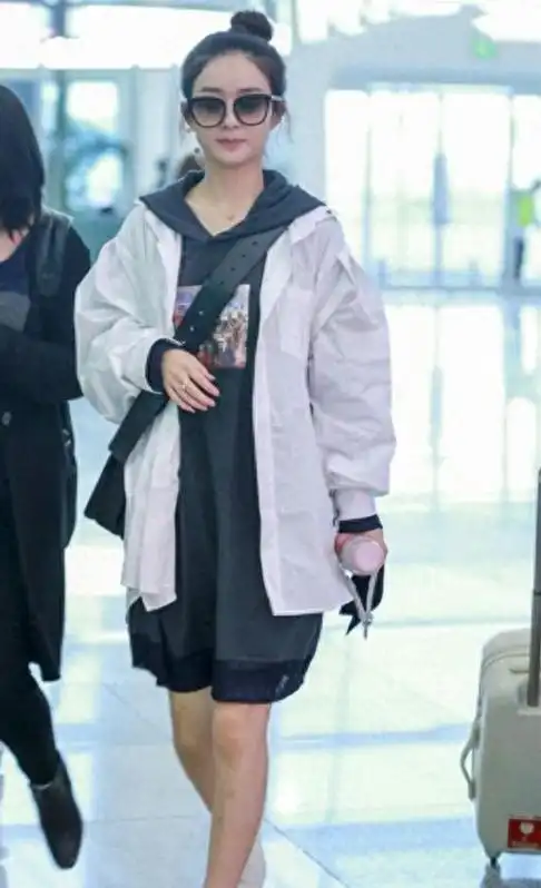 赵丽颖的早秋造型太成功休闲外套配连帽卫衣松松搭配真时髦