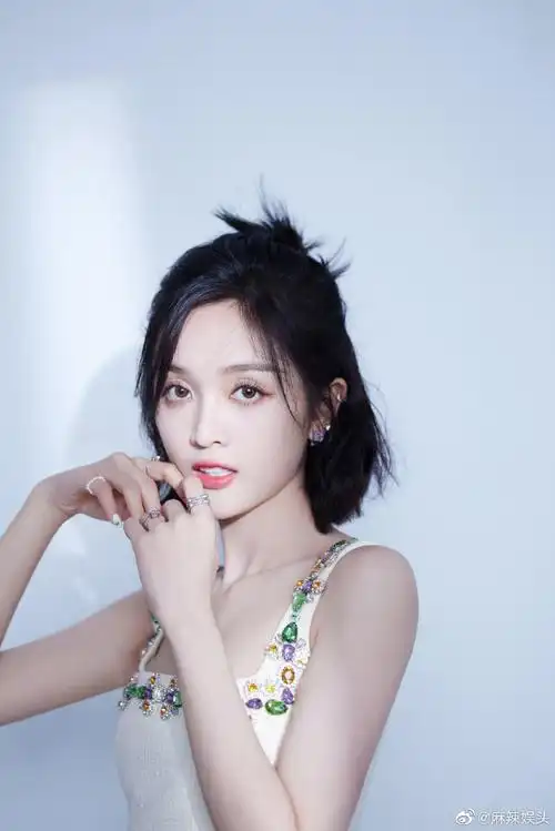 吴宣仪侧颜线条##吴宣仪背心造型写真