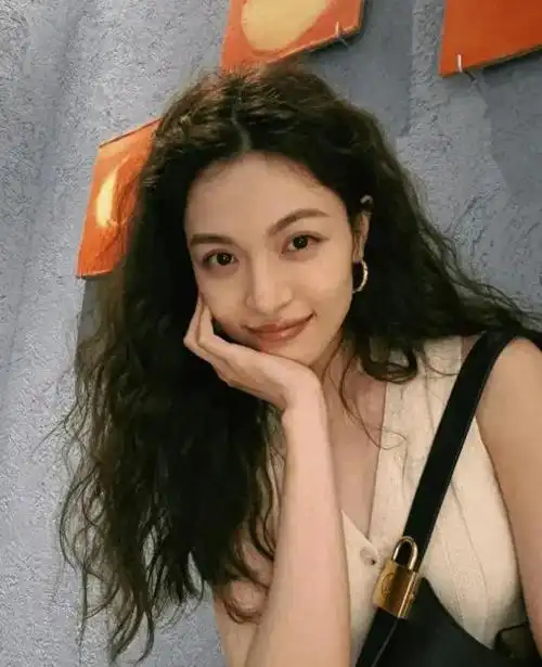钟楚曦晒自拍,一头卷发性感迷人,不想想象侯雯元得有多幸福|倪妮_网易