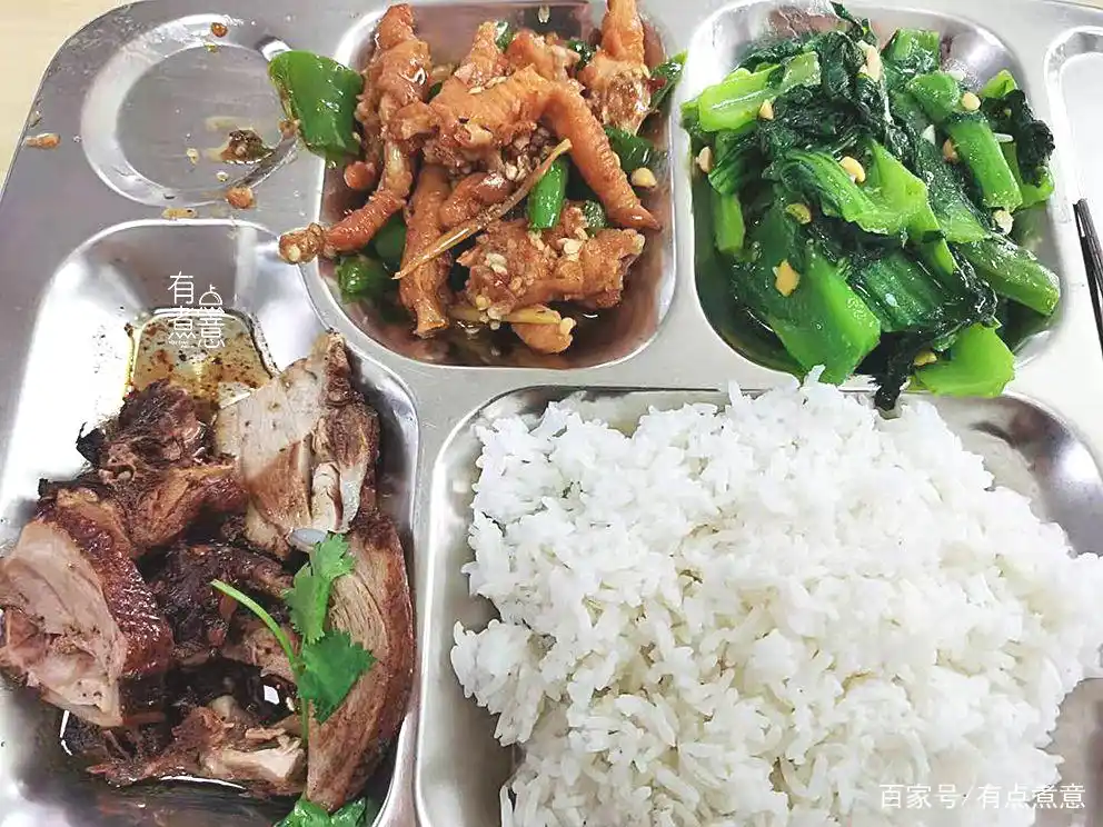 广东大学生晒食堂饭菜,刷爆朋友圈,网友:毕业后才知大学食堂好