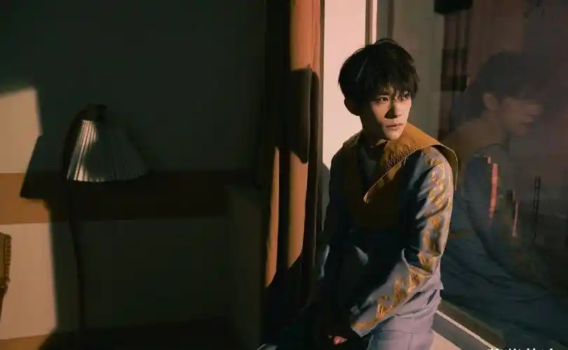 原创易烊千玺少年初成魅力与气质越来越出众眼神撩人谁人不爱呢