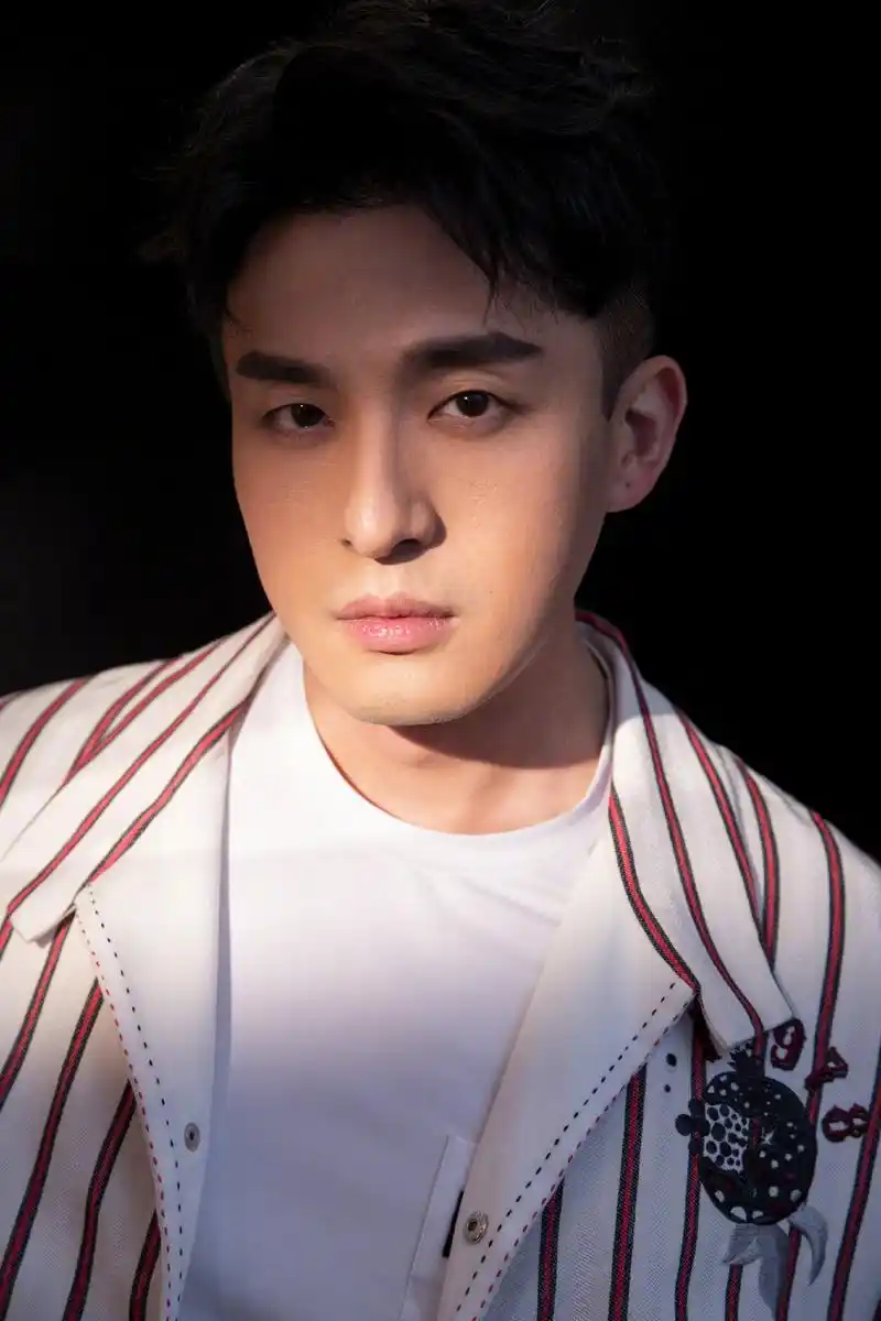 他步履坚定,每一次挑战只为让观众看到无限可能的自己,他是演员孙艺洲