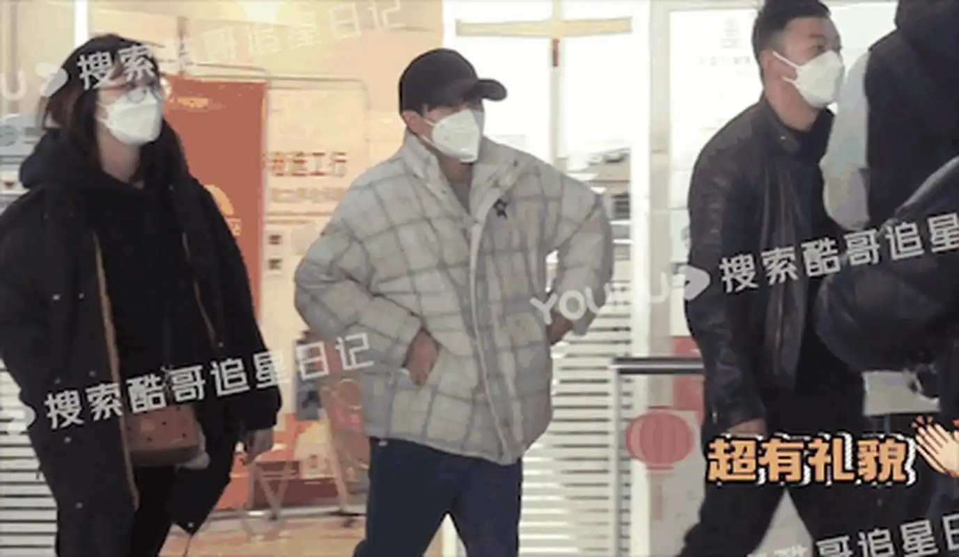 周深机场与粉丝热聊# 近日,#周深# 与助理一同现身北京机场.