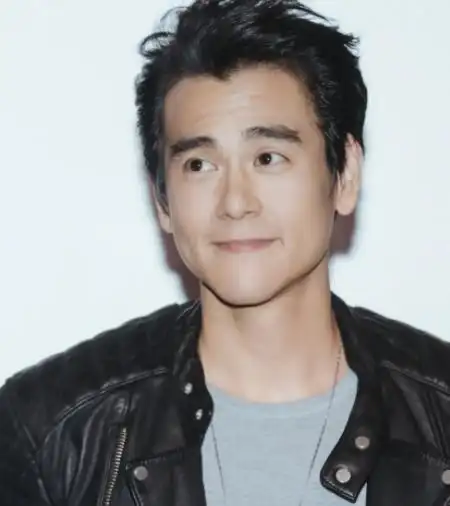 彭于晏有一张五官棱角分明的瓜子脸.