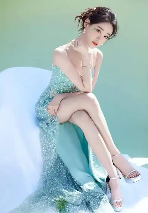 祝绪丹芭莎珍珠宴会浅绿色开叉连衣裙,性感与纯洁完美平衡!