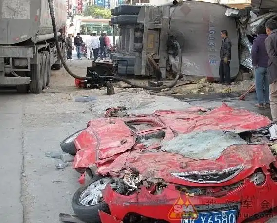 看大车如何压扁小车