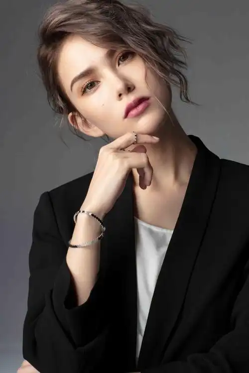 昆凌在另一组照片造型则走有型冷酷的路线,同样hold住场面!