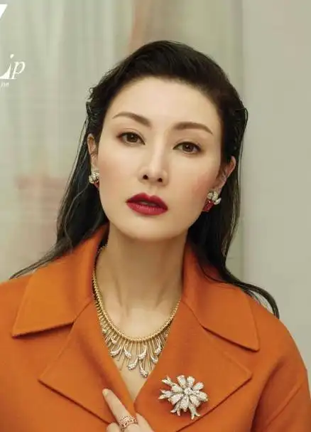 53岁李嘉欣笑出4层皱路,颈纹松垮显老10岁