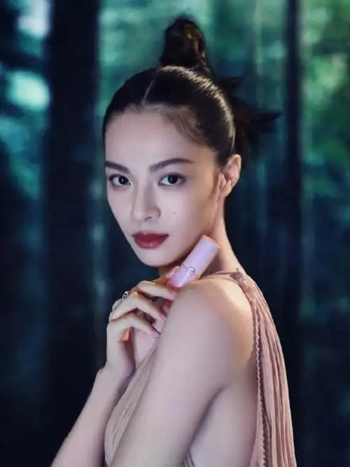 78之前大火的电影《宠爱》中,钟楚曦不仅演技在线,扮_圈子-新氧美容