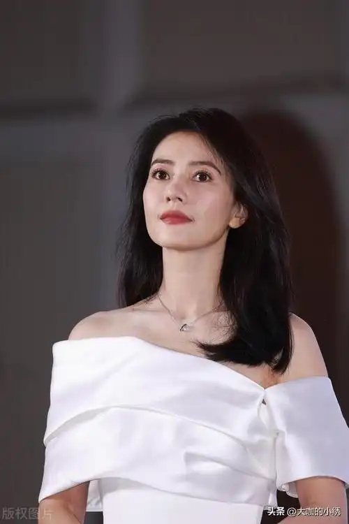 高圆圆广州出席品牌线下活动身穿斜肩白裙气质优雅