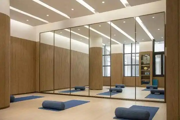 约2000㎡的空间尺度,标配了健身房,瑜伽馆,更衣室.