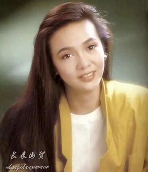 64岁郑裕玲近照曝光,身形消瘦面部僵硬,网友直呼认不出