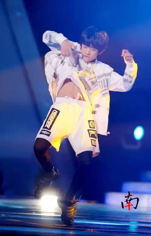 易烊千玺solo音乐风云榜掀衣服