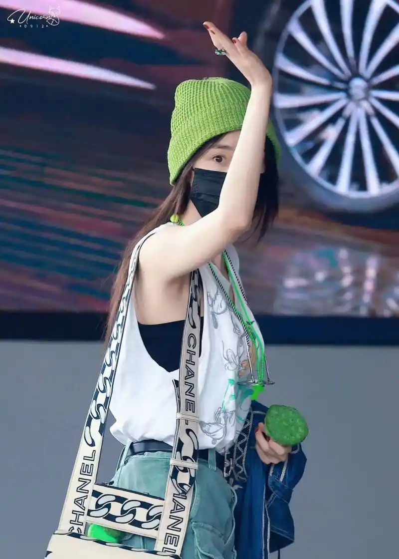 当地时间7月1日,网络上发布了一组杨幂最新的路透机场街拍照片.