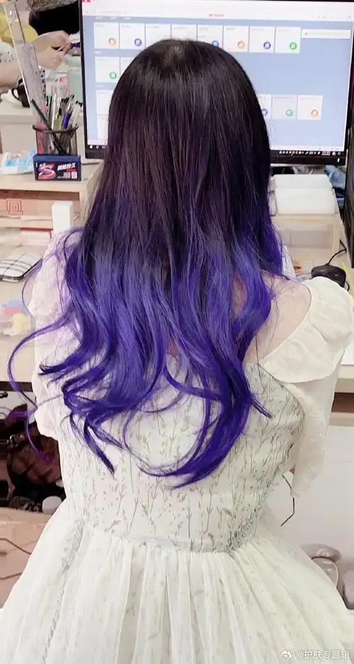 此外,我还非常喜欢蓝粉色系的挑染设计