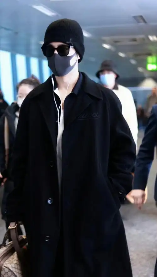 肖战抵达米兰黑色大衣渔夫帽行走的男模好帅啊