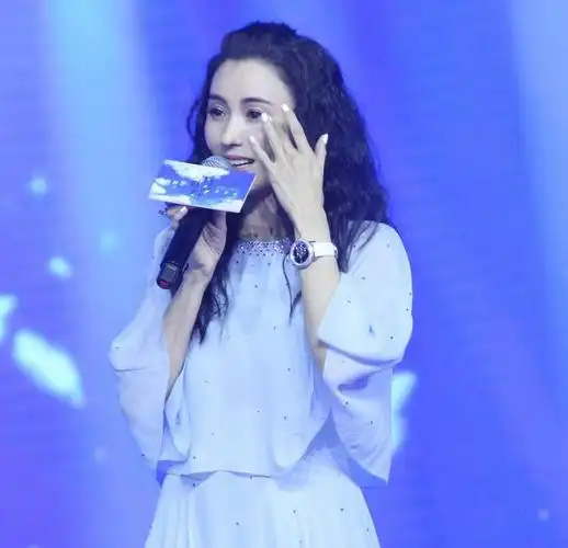 张柏芝过39岁生日脸色疲惫苍老站在台上想哭