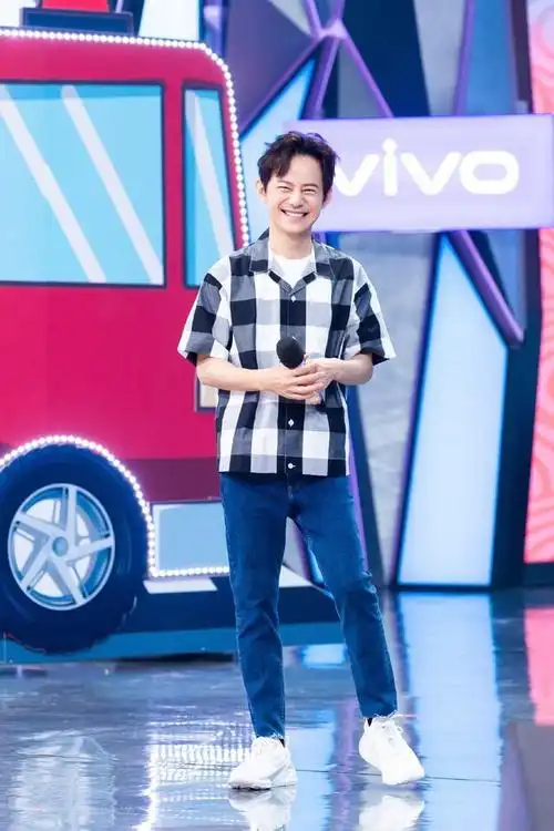 46岁何炅时髦造型不仅青春帅气172cm的他还很会穿