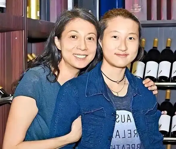 曾经的功夫巨星,到今天的人人喊"停",成龙为何会走到这步?