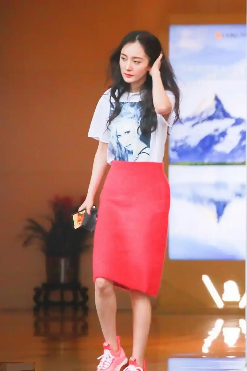 杨幂身穿白色t恤衫,搭配粉色铅笔裙,清新优雅!