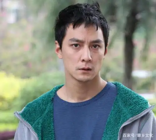 46岁男神吴彦祖胖了,成圆脸笑容太憨厚,被网友调侃成本山大叔