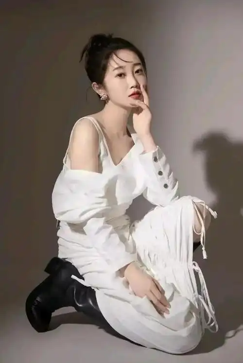 陈嘉男白裙长靴不可方物