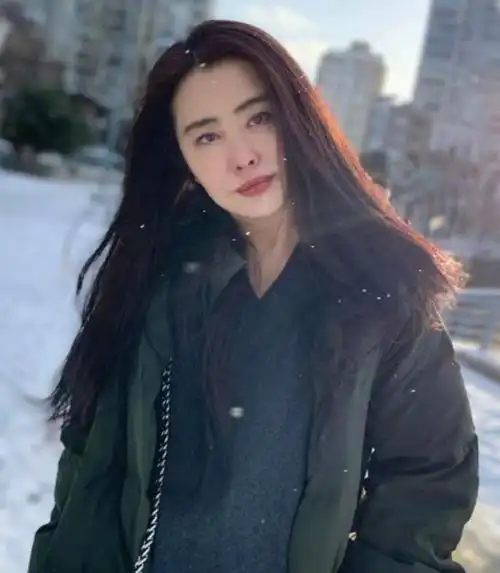 53岁王祖贤罕见晒照,墨绿色羽绒服清丽迷人,长发披肩风采依旧