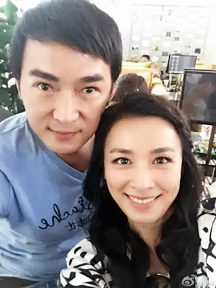 张庭焦恩俊重逢晒合照感慨时间都去哪儿图