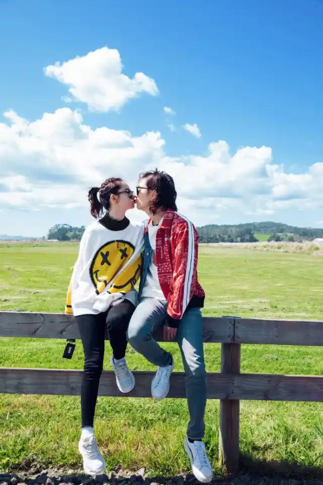 高甜戚薇李承铉甜蜜相拥亲吻不停摆心形形状大秀恩爱