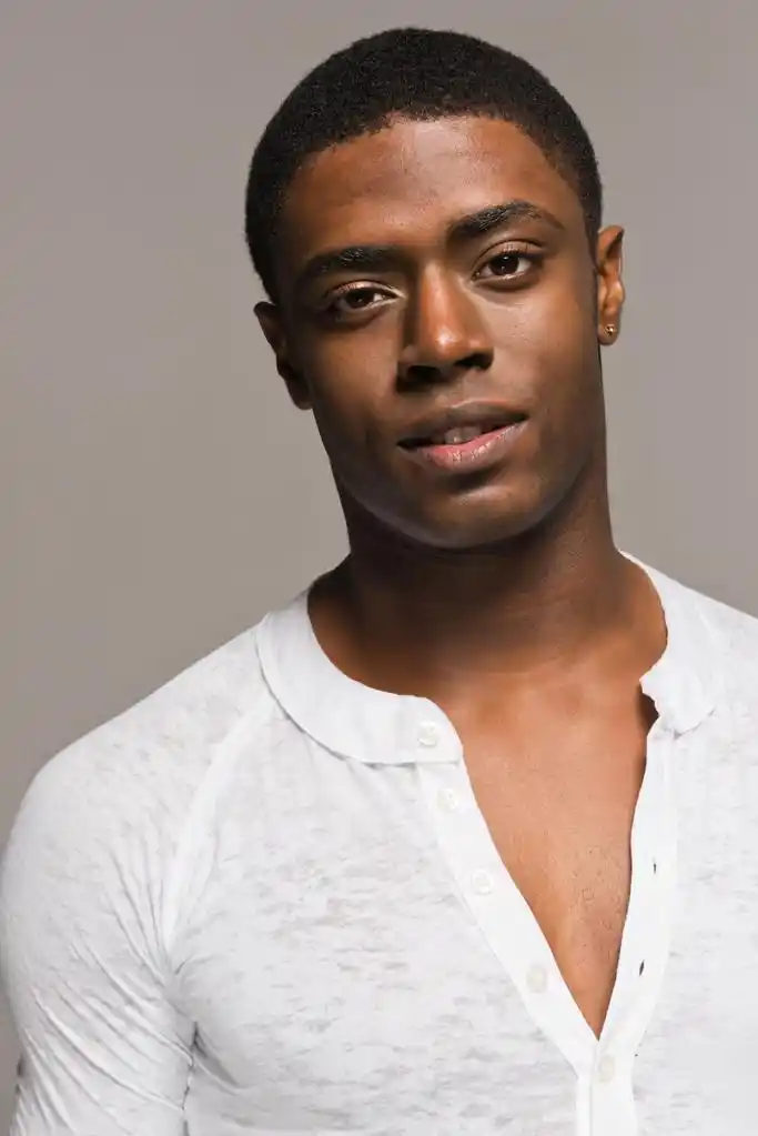 黑人男子,英俊年轻的黑人男子,在一件休闲的白衬衫