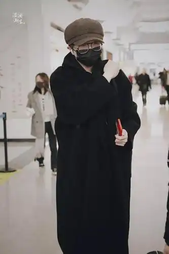 蔡徐坤ellalisa等出席《青春有你2》开机发布会;韩庚金在中山下智久破