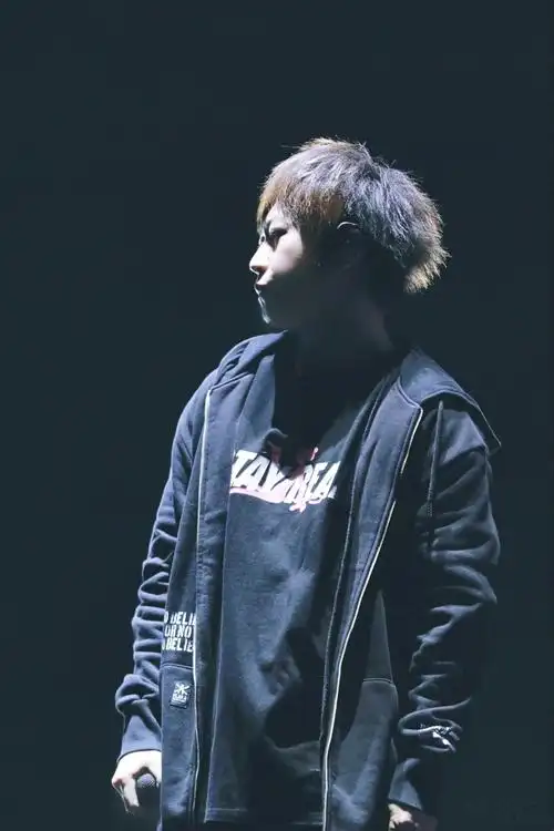 阿信 他真好看 cr.@caitouuu