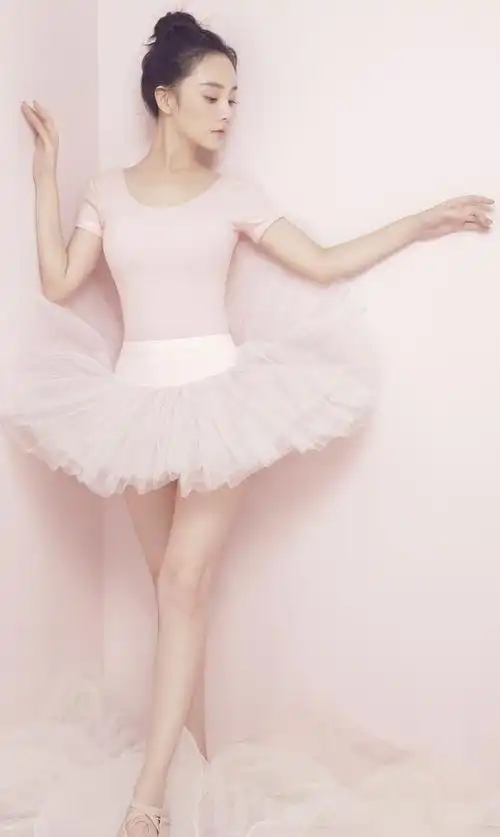 李小璐穿裸粉色芭蕾裙翩翩起舞宛若仙子窈窕身材让人羡慕