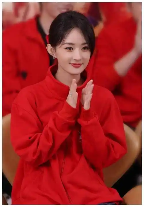 赵丽颖街拍时尚穿搭!个人魅力尽显,惊艳亮相!