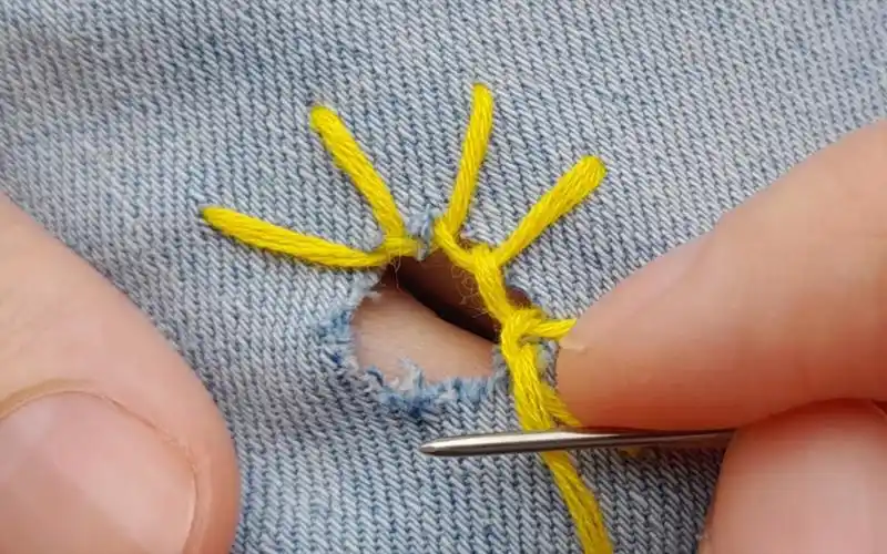 以刺绣的方式修补衣服上的破洞,让你的破洞衣服变成有创意的,独特的