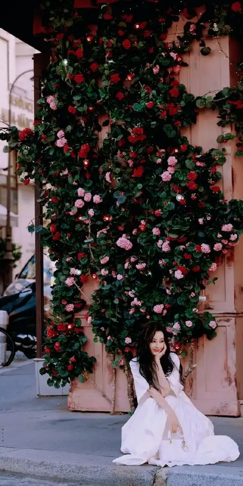 迪丽热巴白玫瑰美女##迪丽热巴捧花浅笑