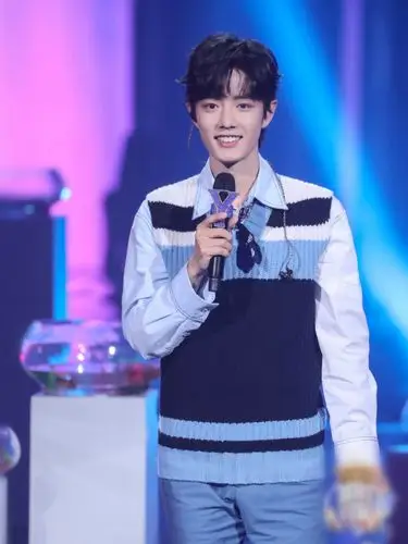 28岁肖战撞衫40岁孔刘,穿同款条纹针织背心,奶狗和狼狗的区别!