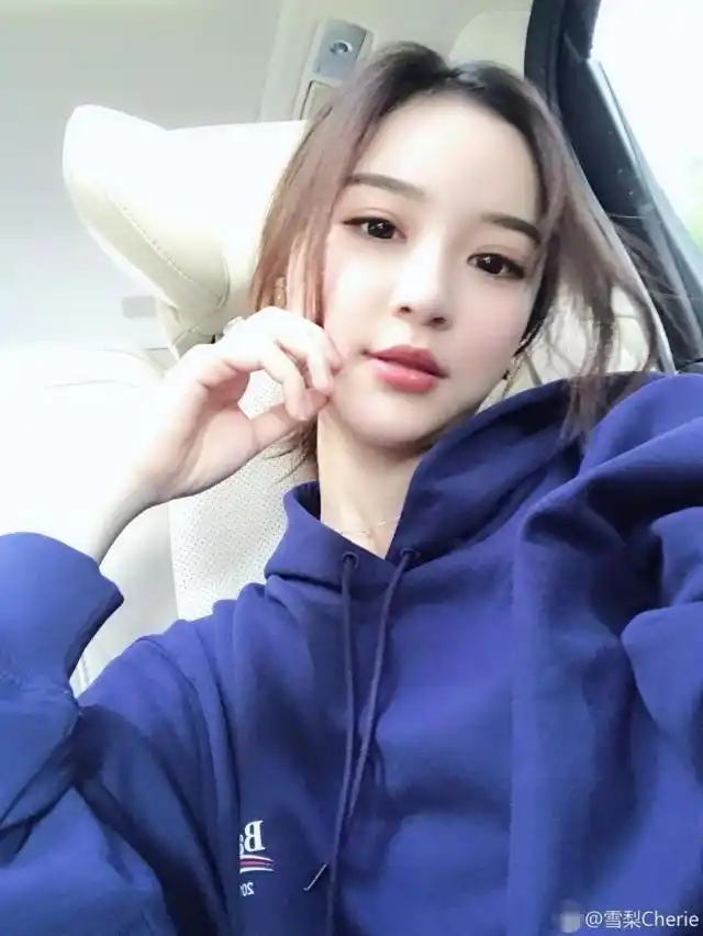 王思聪前女友雪梨晒儿子睡觉萌照,网友:"看得我也吃手手了"_东方时间