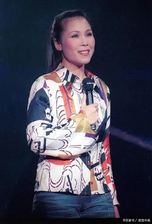 田震作为歌坛天后,只略逊色于王菲,韦唯