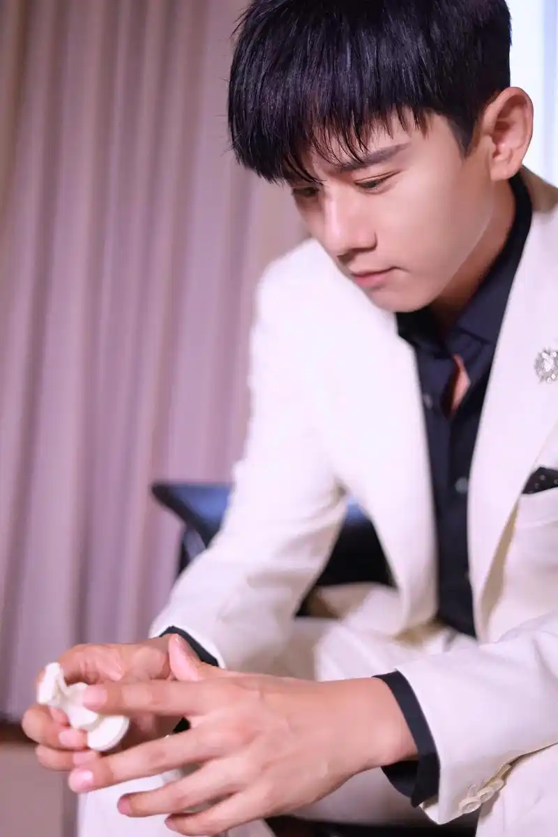 张杰 身穿scabal高定白色西装出席百花奖舞台  sca - 抖音