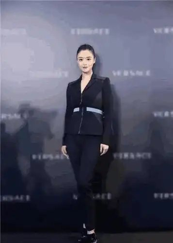 蒋欣穿一身黑色职业装还是比较显瘦的,或许是那个时候她还没那么胖.