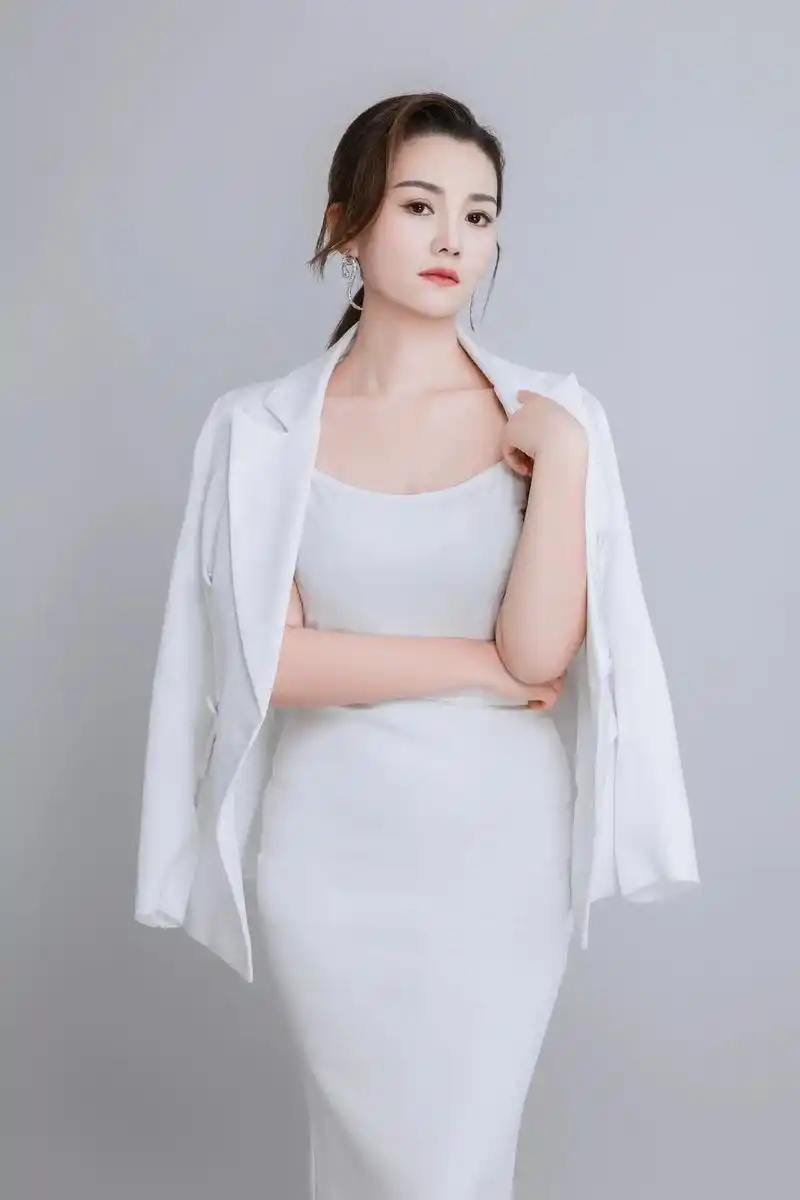 白色西装职业个人形象照.#焦作形象照 #个人形象照#焦作写真 - 抖音