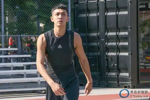 柯震东打球 自称生活规律胖5斤